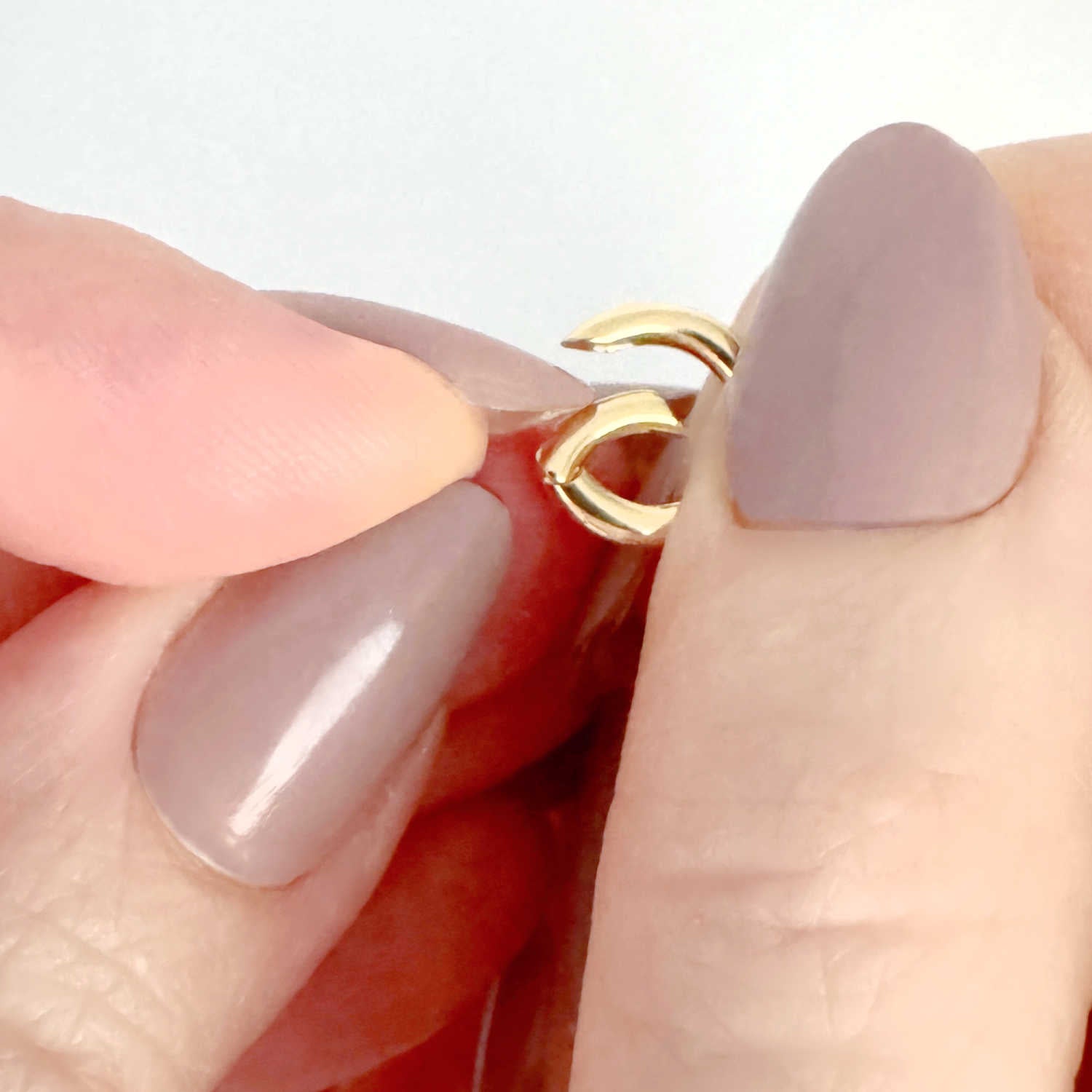 How to open hinge on round charm holder connector clip